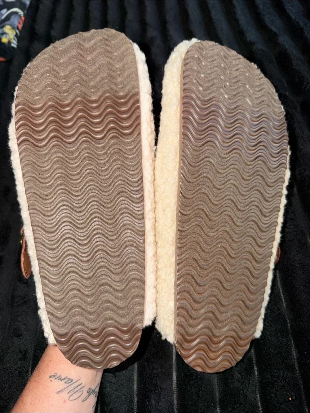 Women’s Time & Tru Sherpa slide on cream & tan clogs in a US 10